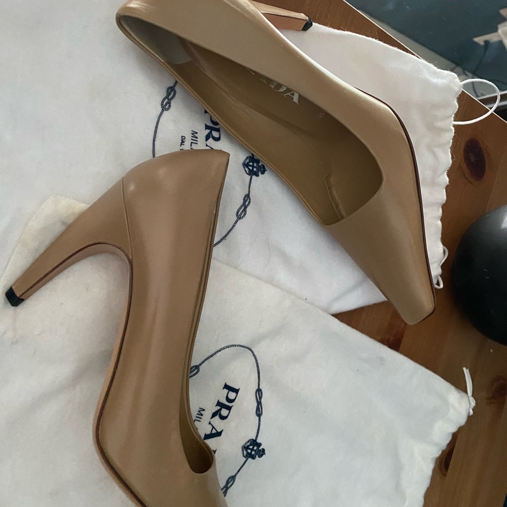 Prada Women's Vintage Beige Leather Pumps with Heel Bags
